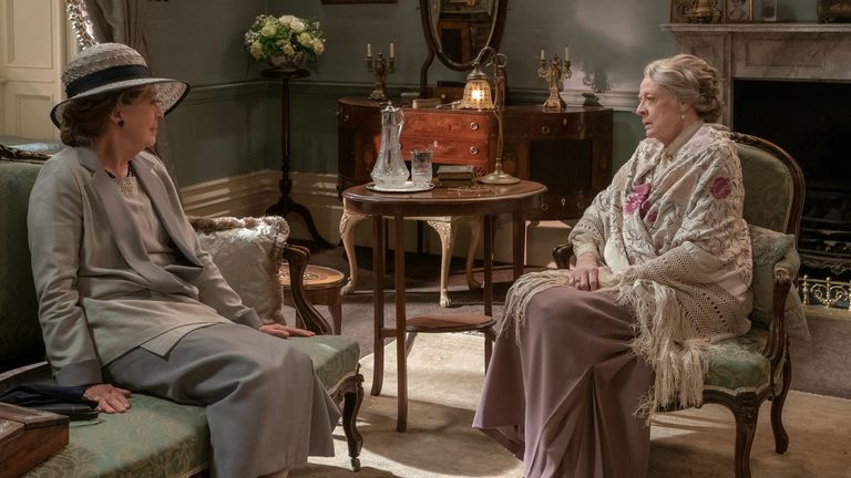 4178_D017_00423_RC..Penelope Wilton stars as Isobel Merton and Dame Maggie Smith as Violet Grantham in DOWNTON ABBEY: A New Era, a Focus Features release.  ..Credit: Ben Blackall / .. 2022 Focus Features LLC..