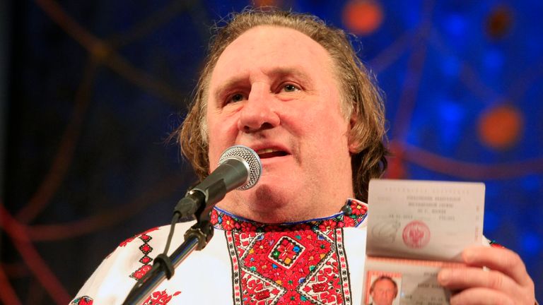 Yerel bir kostüm giyen Gerard Depardieu, Ocak 2013'teki bir törende Rus pasaportunu gösteriyor