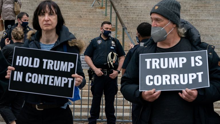 Donald Trump'ın mahkemeye itaatsizliğinin görülmesi üzerine protestocular New York Eyalet Yüksek Mahkemesi önünde toplandı.
