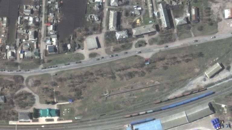 衛星画像は、ウクライナの町VelikyPrlukを南に移動する軍の護送船団の装甲車両とトラックを示しています。
