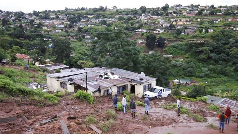 住民は洪水によって引き起こされた被害を取り除くのが見られました