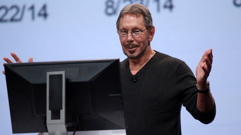 El CEO y director de tecnología de Oracle, Larry Ellison, señala durante una presentación durante su discurso de apertura en Oracle OpenWorld en San Francisco, California, el 30 de septiembre de 2014. Reuters/Robert Galbraith