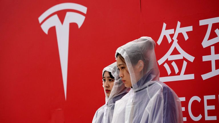 FILE PHOTO: Le logo Tesla est visible lors de la cérémonie d'inauguration de la Tesla Shanghai Gigafactory à Shanghai, en Chine, le 7 janvier 2019. REUTERS / Aly Song / File Photo