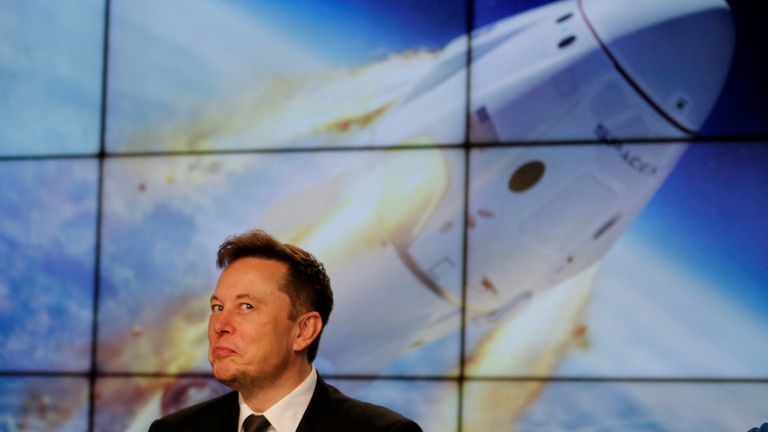 PHOTO DE DOSSIER: Le fondateur et ingénieur en chef de SpaceX, Elon Musk, réagit lors d'une conférence de presse après le lancement pour discuter du test d'abandon en vol de la capsule de l'astronaute SpaceX Crew Dragon au Kennedy Space Center