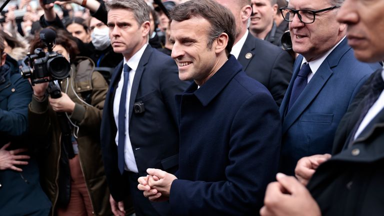 Fransa Cumhurbaşkanı ve merkezci yeniden seçim adayı Emmanuel Macron, 5 Nisan 2022 Salı günü Bretanya'nın Spezet kasabasına geldi. Avrupa yanlısı merkezci aday Emmanuel Macron, anketlerde hâlâ rahatça önde gidiyor.  Ana rakibi, aşırı sağcı Marine Le Pen, son günlerde yükselişte görünüyor.  Her ikisi de 24 Nisan'daki ikinci tura çıkmak için iyi bir konumda. Başkanlık seçiminin ilk turu 10 Nisan 2022 Pazar günü yapılacak. (AP Photo/Jeremias Gonzalez) PIC:AP