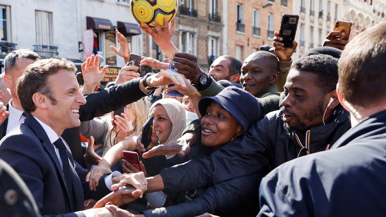 Emmanuel Macron salue les habitants de Saint-Denis