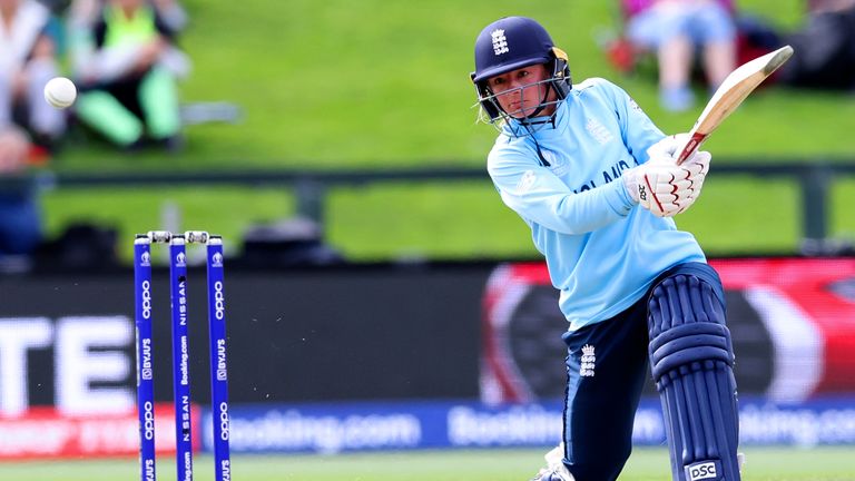 Heather Knight, d'Angleterre, bat contre l'Afrique du Sud lors de leur demi-finale du match de cricket de la Coupe du monde de cricket féminin à Christchurch, en Nouvelle-Zélande, le jeudi 31 mars 2022. (Martin Hunter/Photosport via AP)                            