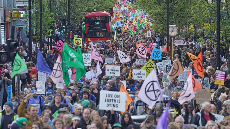 Des manifestants de la rébellion Extinction sur Oxford Street, dans le centre de Londres