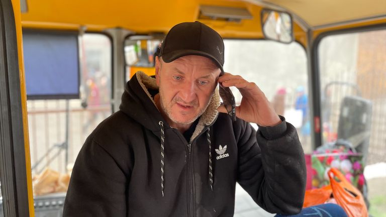 Yuri Kajuta 49, șofer de autobuz din Herson.  Locuitorii îi povestesc lui Jason Farrell lui Sky despre viața sub ocupația rusă