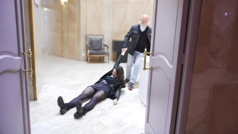 تم إلقاء بولين رافلز فرنانديز على الأرض ثم جرها إلى غرفة أخرى 