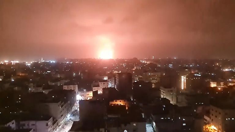 İsrail'in bir 'silah üretim tesisini' vurduğunu söylediği gibi Gazze Şeridi'nde patlamalar.