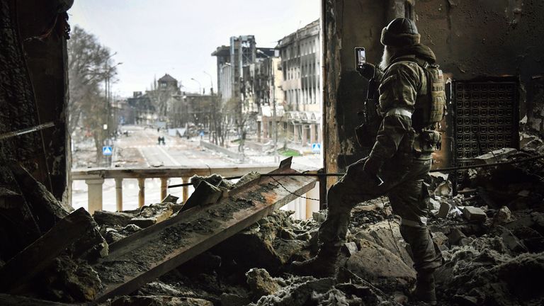   Patrule de soldați ruși la teatrul de teatru Mariupol, bombardate pe 16 martie trecut, pe 12 aprilie 2022, la Mariupol, în timp ce trupele ruse intensifică o campanie de cucerire a orașului port strategic, parte a unui atac masiv anticipat în estul Ucrainei, în timp ce Rusia' Președintele face un argument sfidător pentru războiul împotriva vecinului Rusiei.  - *NOTA EDITORULUI: Această fotografie a fost făcută în timpul unei călătorii organizate de armata rusă.* (Foto de Alexander NEMENOV / AFP)  