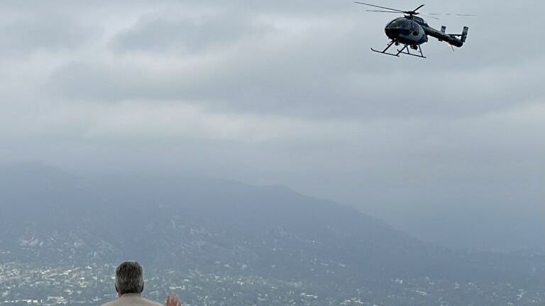 Un hélicoptère de la police a été utilisé dans la recherche du garçon.  Photo : LASD - Équipe de recherche et de sauvetage de Montrose