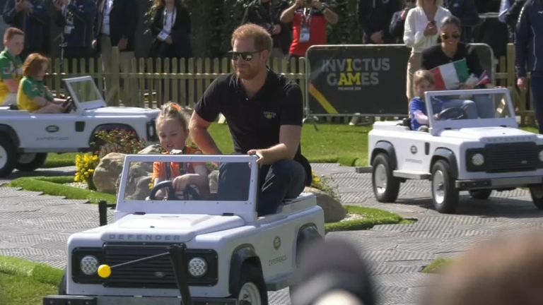 Harry y Meghan Invictus conducen los juegos en los Mini Land Rover