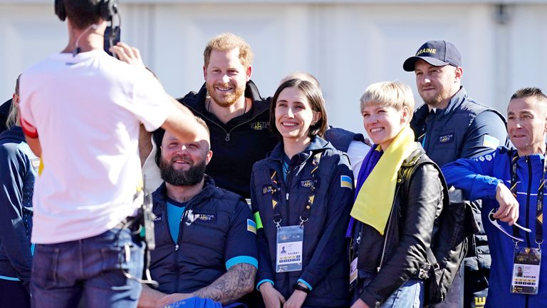 O Duque de Sussex posa para uma foto com competidores da Equipe Ucrânia nos eventos de atletismo Invictus Games no Parque de Atletismo, no Zuiderpark Haia, Holanda.  Data da foto: domingo, 17 de abril de 2022.