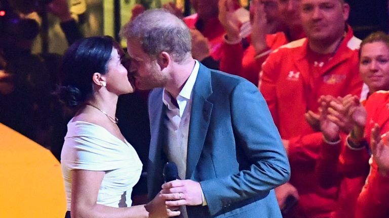 El príncipe Harry ‘regresa entre su gente’ mientras él y Meghan disfrutan de los juegos de Invictus el primer día |  Noticias del mundo