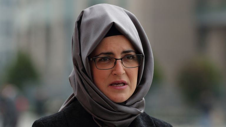 Hatice Cengiz, Verlobte des ermordeten saudischen Journalisten Jamal Khashoggi, spricht mit den Medien vor dem Justizpalast, Caglayan Court, nachdem sie am 7. April 2022 im saudischen Konsulat in Istanbul, Türkei, an einem Prozess wegen Khashoggis Mordes teilgenommen hat. REUTERS/Murat Sezer