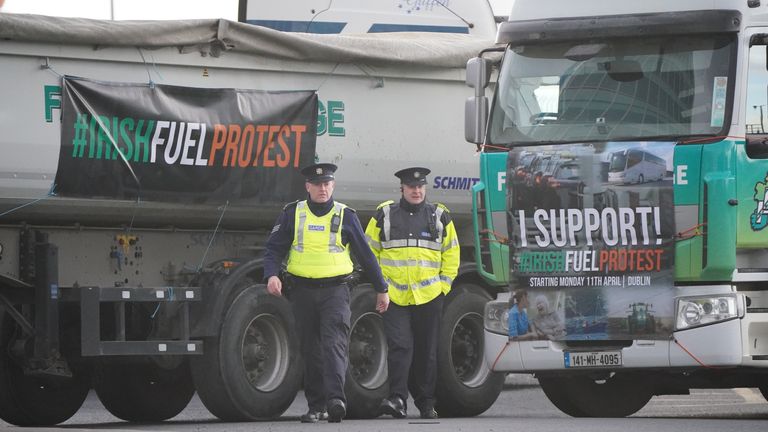 Nakliyeciler ve kamyoncular, hızla artan yakıt maliyetlerini protesto etmek için İrlanda Cumhuriyeti'ndeki Dublin Limanı yakınlarında protesto düzenledi.  Resim tarihi: 11 Nisan 2022 Pazartesi.