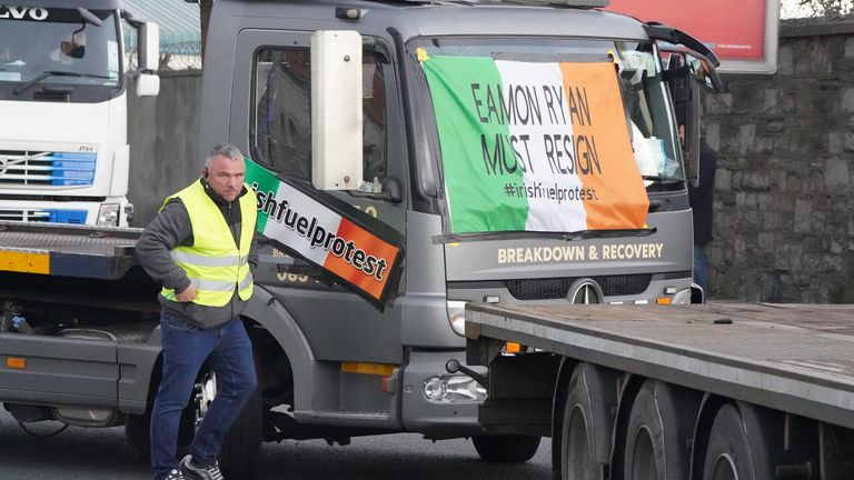 Nakliyeciler ve kamyoncular, hızla artan yakıt maliyetlerini protesto etmek için İrlanda Cumhuriyeti'ndeki Dublin Limanı yakınlarında protesto düzenledi.  Resim tarihi: 11 Nisan 2022 Pazartesi.