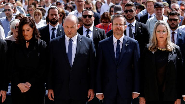 İsrail Başbakanı Naftali Bennett ve eşi (solda), İsrail Cumhurbaşkanı Isaac Herzog ve eşi ile Holokost'u Anma Günü münasebetiyle düzenlenen törende yan yana duruyorlar.