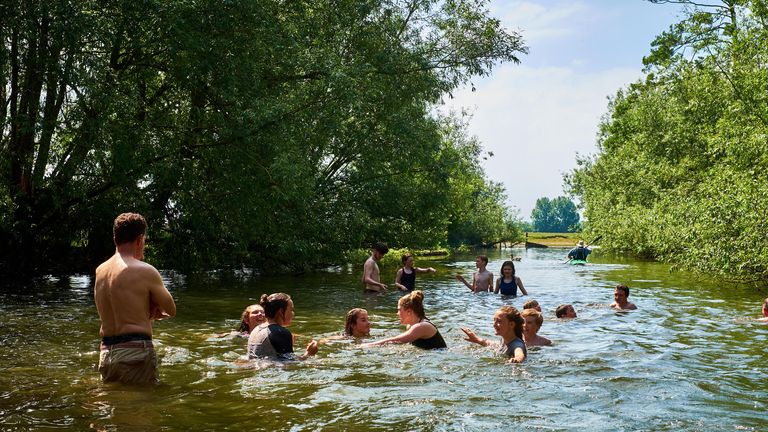 Wolvercote Mill Stream
Adults and children play in the river Thames near Oxford on a hot summer day. - Image ID: JET6Y1 (RF)
