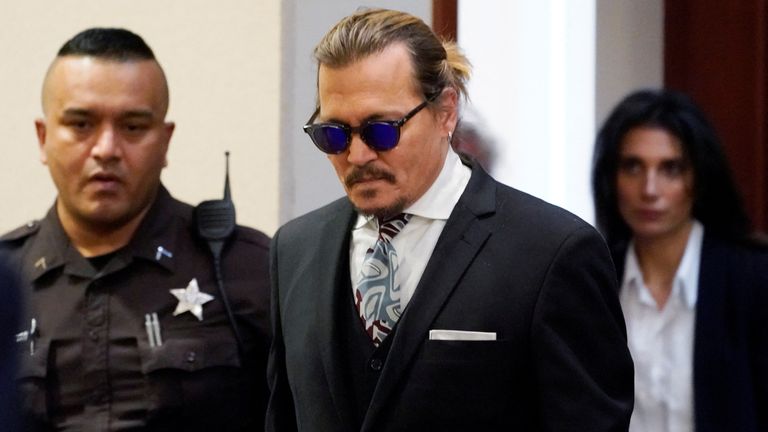 L'acteur Johnny Depp apparaît dans la salle d'audience lors de son procès en diffamation contre l'ex-femme Amber Heard au palais de justice du comté de Fairfax à Fairfax, Virginie, États-Unis, le 18 avril 2022. Steve Helber/Pool via REUTERS