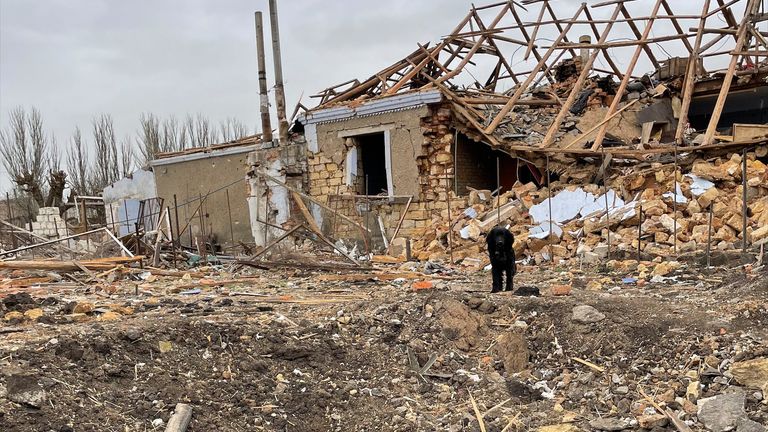 Des habitants de Kherson, en Ukraine, racontent à Jason Farrell de Sky la vie sous l'occupation russe.  Une maison de la ville est bombardée