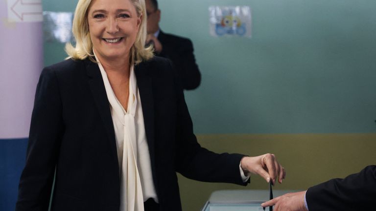 Marine Le Pen, candidata do partido nacional de extrema-direita Rassemblement às eleições presidenciais francesas de 2022, vota no segundo turno das eleições presidenciais francesas de 2022 em uma estação de votação em Henin-Beaumont, França, em 24 de abril de 2020 2022. REUTERS/Yves Herman