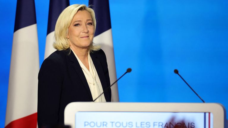 2022年法国总统大选的法国极右翼全国集会（Rassemblement National）党候选人玛丽娜·勒庞（Marine Le Pen）在向Pavillon d&#39的支持者发表讲话之前进行了观察;2022年4月24日，在法国巴黎举行的2022年法国总统大选第二轮选举中失利后的阿尔梅农维尔。