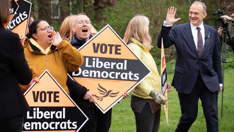 Chef des libéraux démocrates Ed Davey lors du lancement de la campagne électorale locale de son parti à Colliers Wood, dans le sud-ouest de Londres.  Date de la photo : mercredi 6 avril 2022.