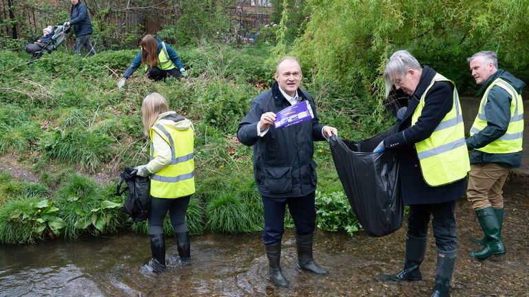 Le chef des libéraux démocrates, Ed Davey, aide à éliminer les déchets de la rivière Wandle, dans le sud-ouest de Londres, lors du lancement de la campagne électorale locale de son parti à Colliers Wood, dans le sud-ouest de Londres.  Date de la photo : mercredi 6 avril 2022.