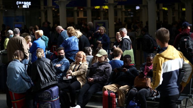 Les passagers attendent à l'intérieur de la gare internationale de St Pancras à Londres, en Grande-Bretagne, le 18 avril 2022. REUTERS/Henry Nicholls