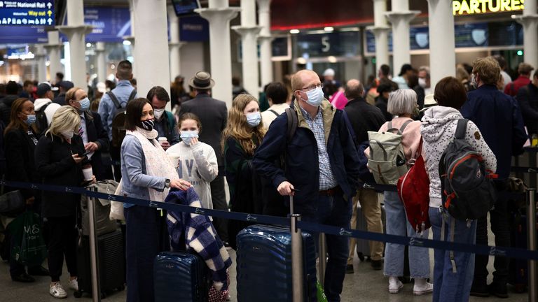 Les passagers font la queue pour s'enregistrer pour le service ferroviaire international Eurostar à la gare de St Pancras à Londres, en Grande-Bretagne, le 18 avril 2022. REUTERS/Henry Nicholls