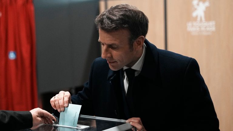   Președintele Franței și candidatul centrist la prezidențial la realegere, Emmanuel Macron, își depune votul pentru primul tur al alegerilor prezidențiale, duminică, 10 aprilie 2022, la Le Touquet, nordul Franței.  Sondajele au fost deschise în toată Franța pentru primul tur al alegerilor prezidențiale din țară, unde până la 48 de milioane de alegători eligibili vor alege dintre 12 candidați.  Președintele Emmanuel Macron caută un al doilea mandat de cinci ani, cu o provocare puternică din partea extremei dreaptă.  (AP Photo/Thibault Ca