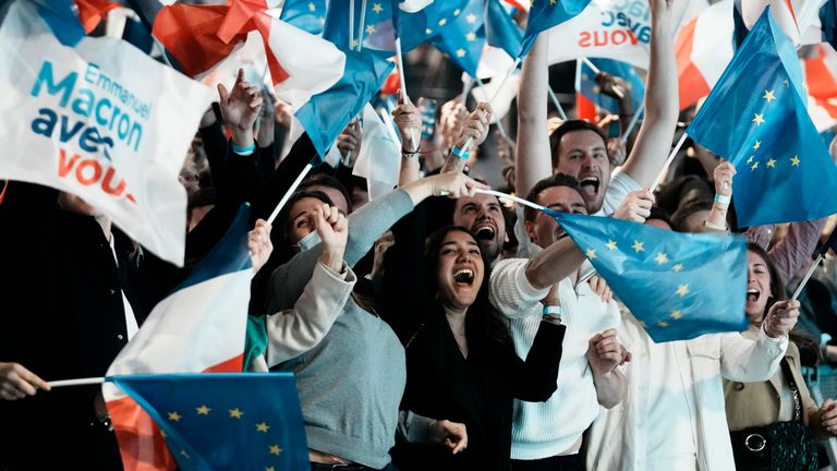 现任法国总统和中间派总统候选人埃马纽埃尔·马克龙（Emmanuel Macron）的支持者于2022年4月10日星期日在巴黎的选举之夜总部对民意调查预测作出反应。法国民意调查机构的预测显示，现任法国总统埃马纽埃尔·马克龙和极右翼领导人马琳·勒庞在周日举行的法国总统大选第一轮中领先。（美联社照片/Thibault Camus）