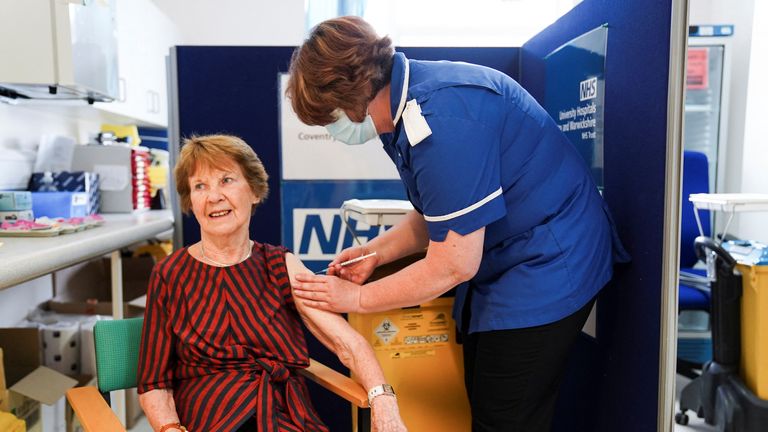 Margaret Keenan, 91 ans, qui a été la première patiente en Grande-Bretagne à recevoir le vaccin Pfizer/BioNtech COVID-19, arrive pour recevoir son rappel de la maladie à coronavirus du printemps (COVID-19) à l'hôpital universitaire de Coventry, à Coventry, en Grande-Bretagne, le 22 avril. 2022. Jacob King/Pool via REUTERS
