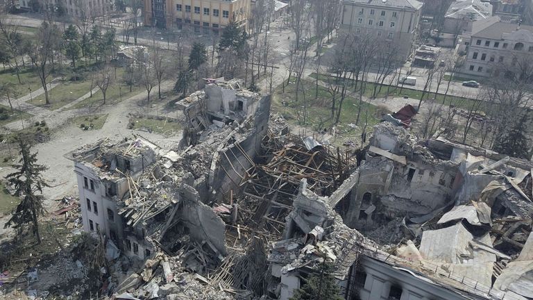 10 Nisan 2022'de Ukrayna'nın güneyindeki liman kenti Mariupol'da Ukrayna-Rusya çatışması sırasında yıkılan bir tiyatro binası görülüyor. Fotoğraf drone ile çekildi.  REUTERS/Pavel Klimov