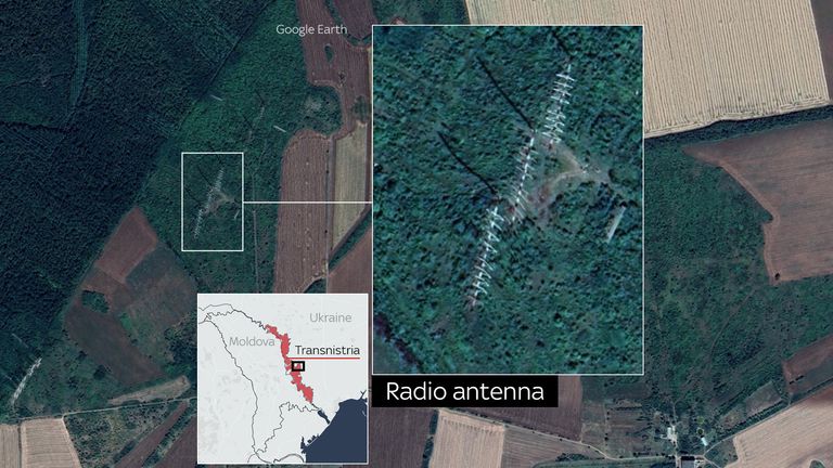Salı günü radyo direkleri vuruldu.  Resim: Google Earth