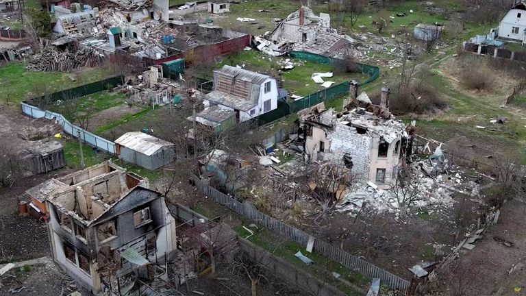 На этом кадре из видео с беспилотника, опубликованного 22 апреля 2022 года, показаны поврежденные дома в разгар российского вторжения в селе Мощун на Украине во время российского вторжения.  Третьим лицом.  Принудительный долг.