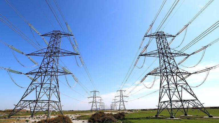 les pylônes électriques transportent l'électricité loin de la centrale nucléaire de Dungeness dans le Kent alors que le réseau national a averti qu'une faible demande record d'électricité pendant le verrouillage du coronavirus au Royaume-Uni pourrait entraîner l'arrêt des parcs éoliens et des centrales électriques pour éviter de surcharger le réseau électrique.