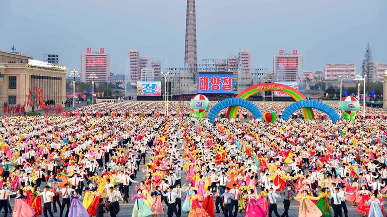 Oamenii dansează la sărbătorirea aniversării nașterii regretatului fondator al statului Kim Il Sung, în Piața Kim Il Sung din Phenian, Coreea de Nord, vineri, 15 aprilie 2022. (Kyodo News via AP)
