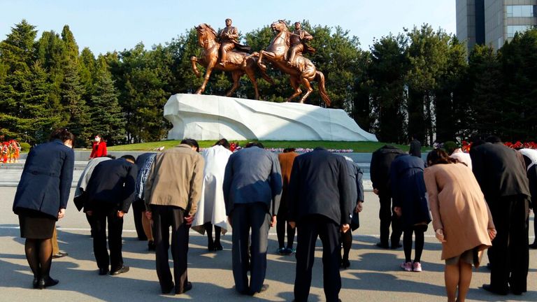 Cetățenii aduc un omagiu statuilor președintelui Kim Il Sung și ale președintelui Kim Jong Il în Studioul de Artă Mansudae cu ocazia celei de-a 110-a aniversări a nașterii președintelui Kim Il Sung, Ziua Soarelui la Phenian, RPDC, vineri, 15 aprilie 2022 (AP Photo/Jon Chol Jin)