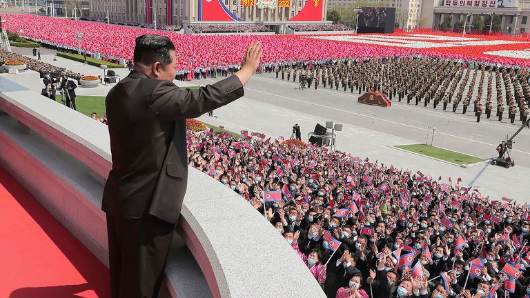 Sur cette photo fournie par le gouvernement nord-coréen, des jeunes et des étudiants se rassemblent pour célébrer le 110e anniversaire de naissance de son défunt fondateur Kim Il Sung à Pyongyang, en Corée du Nord, le vendredi 15 avril 2022. Les journalistes indépendants n'ont pas eu accès pour couvrir l'événement représenté en t