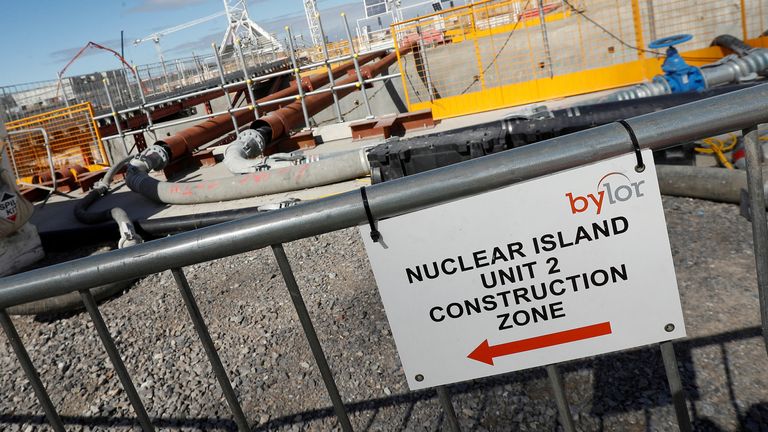 DOSYA FOTOĞRAFI: İngiltere, Bridgwater yakınlarındaki Hinkley Point C nükleer santral sahasında insanları yapım aşamasında olan nükleer reaktör alanına yönlendiren bir işaret görülüyor, 12 Eylül 2019. REUTERS/Peter Nicholls/Dosya Fotoğrafı