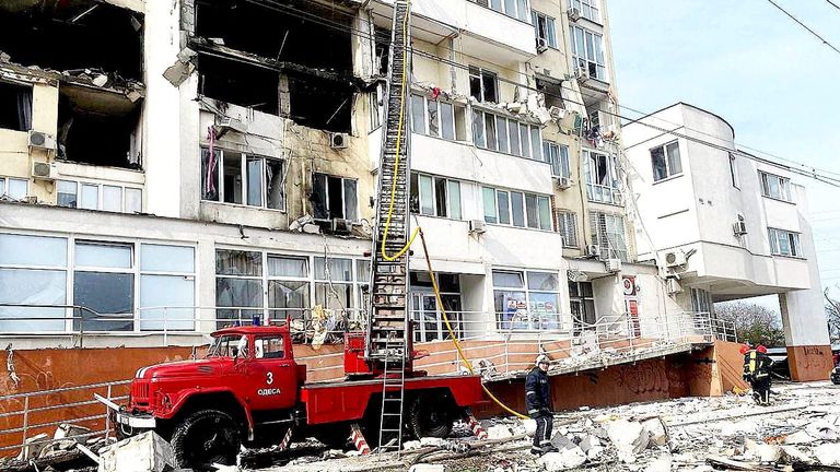 Gli operatori del servizio di emergenza salvano i residenti da un edificio distrutto dopo un attacco missilistico a Odessa Oblast, Ucraina, 23 aprile 2022. Pic: Servizio di emergenza statale dell'Ucraina a Odessa Oblast.