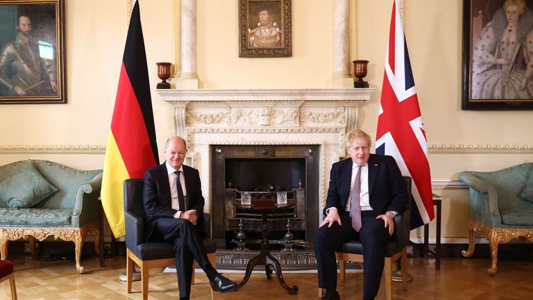 Le Premier ministre britannique Boris Johnson rencontre le chancelier allemand Olaf Scholz, au milieu de l'invasion russe de l'Ukraine, à Downing Street, Londres, Grande-Bretagne, le 8 avril 2022. REUTERS/Tom Nicholson/Pool
