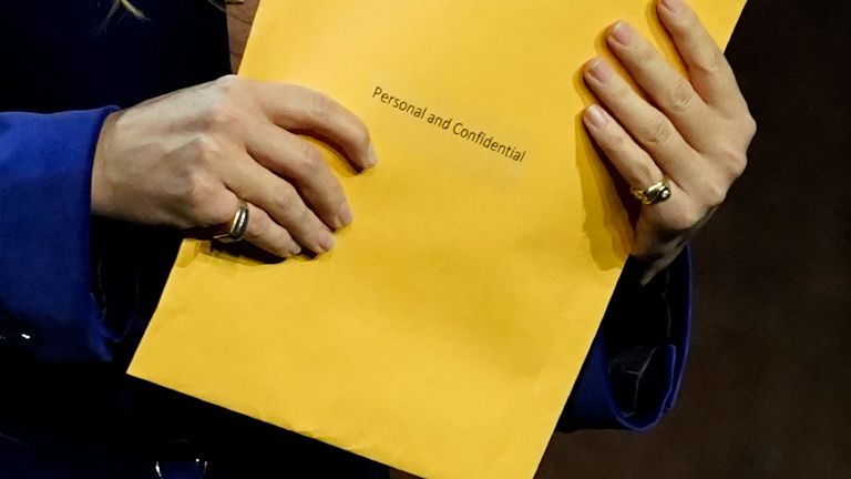 Оливия Уайлд держит конверт, который ей вручили во время презентации фильма. "не беспокойся моя любовь" Во время шоу Warner Bros.  Фотографии с CinemaCon 2022 в Caesars Palace, вторник, 26 апреля 2022 г., в Лас-Вегасе.  (AP Photo/Крис Пиззелло)