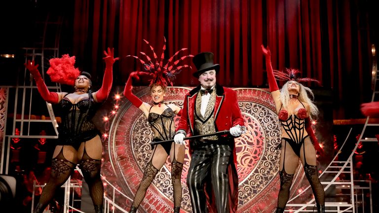 Moulin Rouge!  joué à l'énorme remise des prix.  Photo : Christie Goodwin