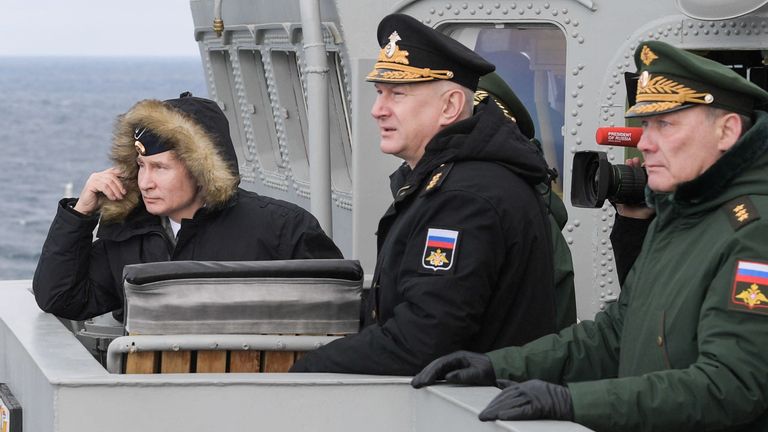 Aleksandr Dvornikov (R) with Vladimir Putin and navy chief Nikolai Yevmenov