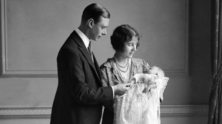 La reina madre (entonces duquesa de York) con su esposo, el rey Jorge VI (entonces duque de York), y su hija, la reina Isabel II, en su bautizo en mayo de 1926.